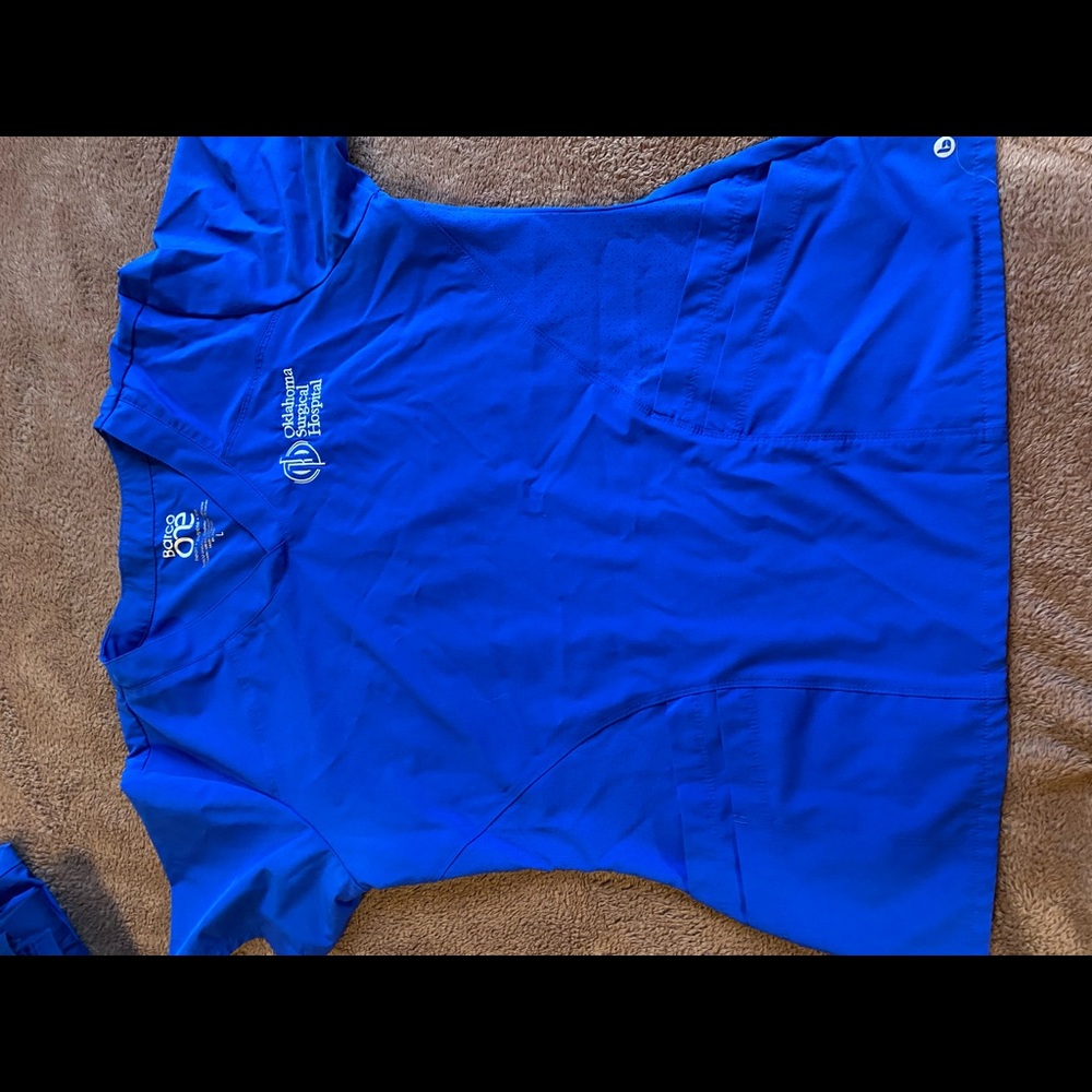 Barco one scrub top